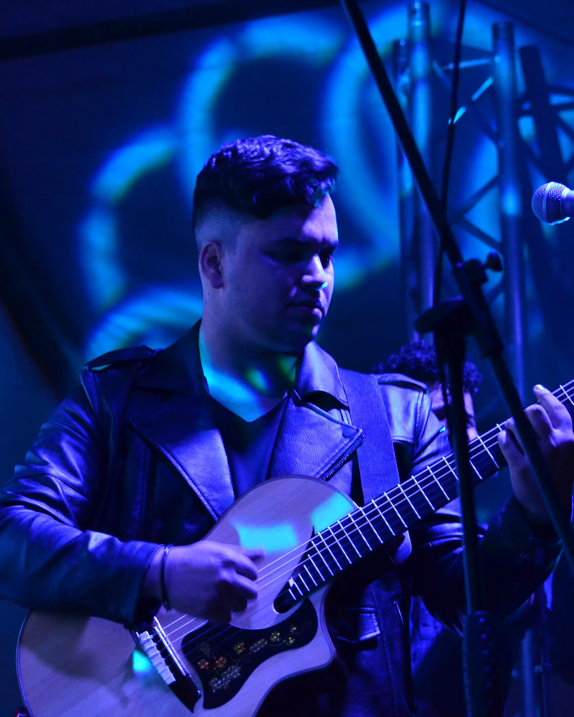 Guitarrista y cantante principal de Unfrontier
